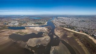 Postal actual de la laguna Setubal o Guadalupe afectada por la bajante del Paraná