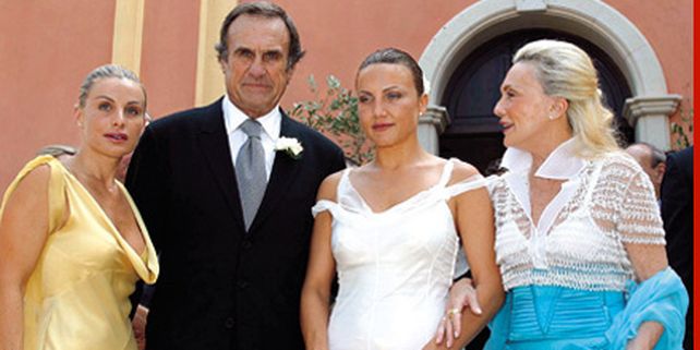 La ex esposa de Reutemann lanz&oacute; un blog donde se publican cr&iacute;ticas a su familia