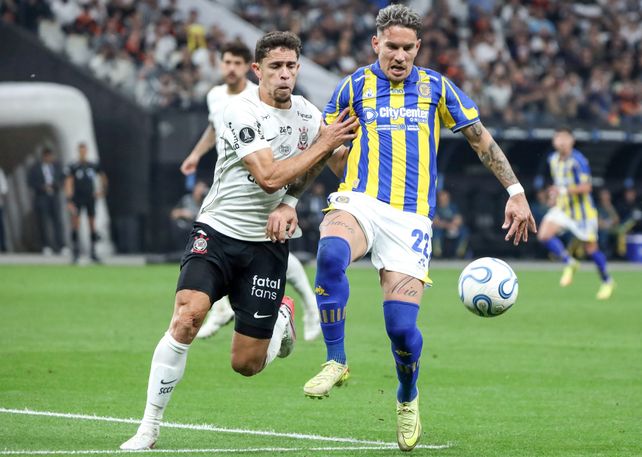Central no pudo. Enzo Copetti forcejea con un jugador de Corinthians. Fotobaires