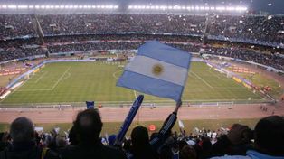 Sólo una minoría puede seguir desde las tribunas al campeón del mundo, el resto, incluidos quienes no son del Amba.