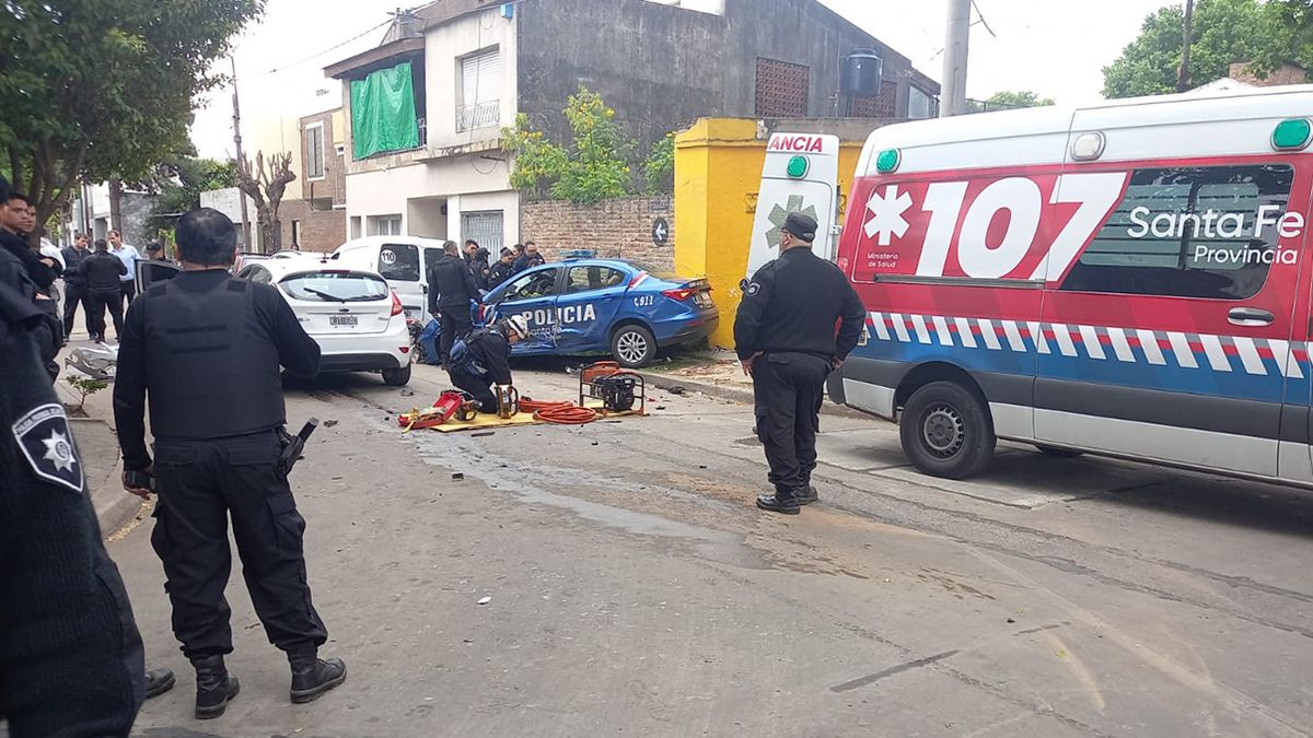 Violento choque entre un patrullero de la policía y un auto en zona oeste