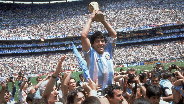 Maradona es llevado en andas con la copa tras la final que ganó Argentina en México 86.