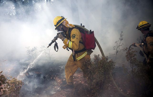 El fuego se encuentra fuera de control en el ingreso al parque Yosemite.
