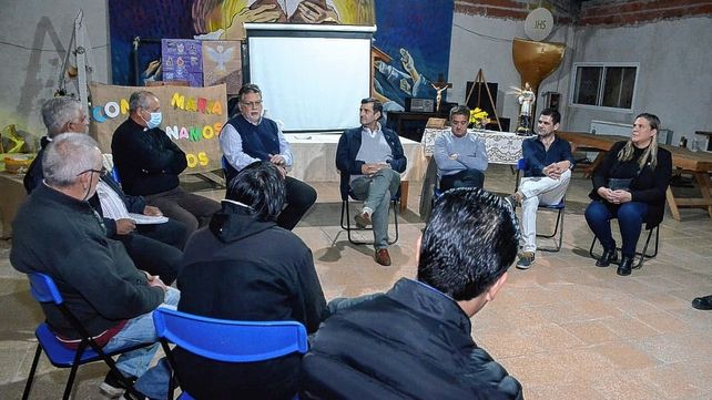 El padre Ramón Galarza recibió a las autoridades municipales en la Parroquia de San Cayetano.