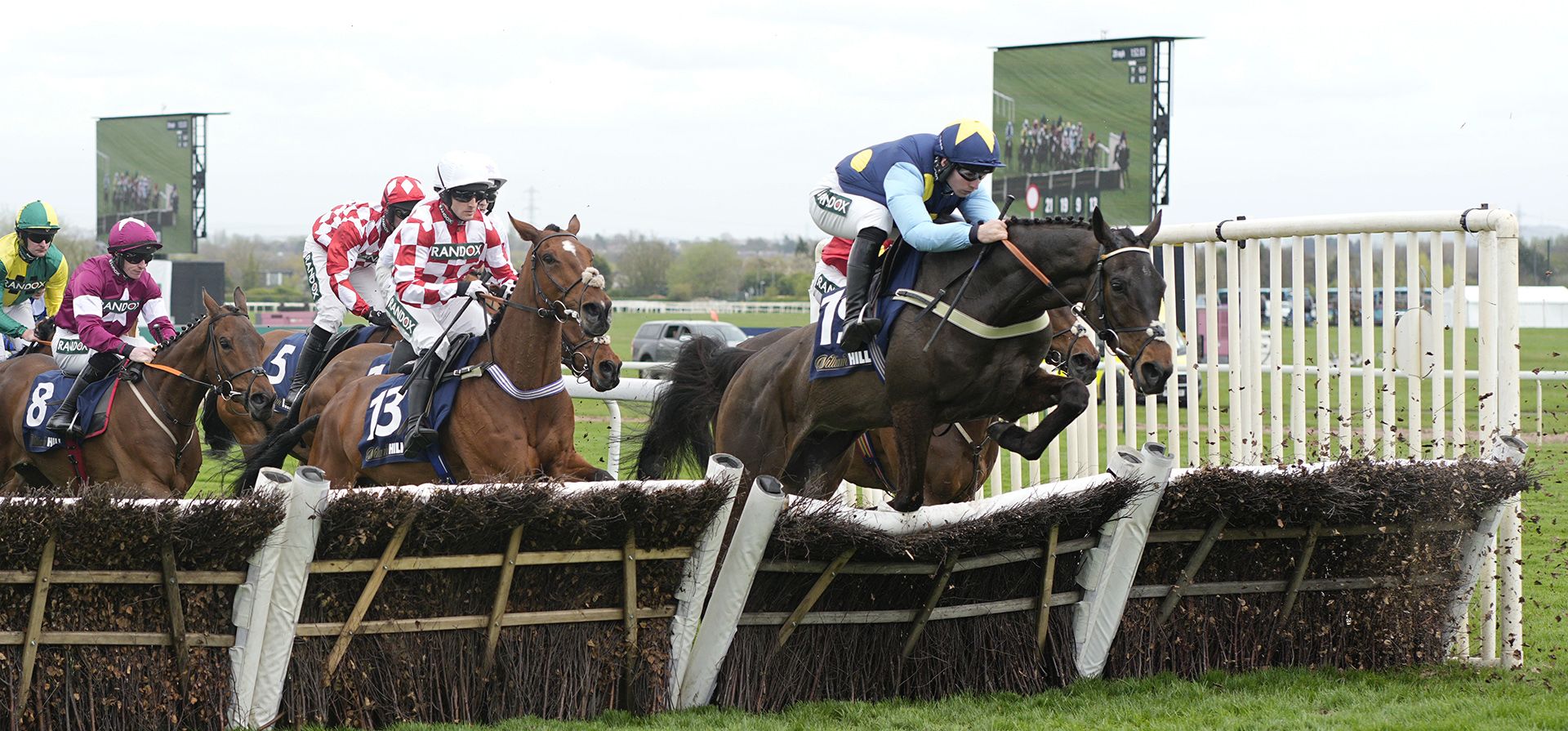 Caballos se acercan a la última valla durante la carrera William Hill Handicap Hurdle el Ladies Day, el segundo día de la reunión Grand National Horse Racing en el hipódromo de Aintree, cerca de Liverpool, Inglaterra, el viernes 12 de abril de 2024. (Foto AP/Dave Shopland) Caballos se acercan a la última valla durante la carrera William Hill Handicap Hurdle el Ladies Day, el segundo día de la reunión Grand National Horse Racing en el hipódromo de Aintree, cerca de Liverpool, Inglaterra, el viernes 12 de abril de 2024. (Foto AP/Dave Shopland)