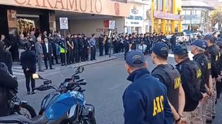 Compañeros, familiares y amigos del inspector de policía César Carmona, asesinado el pasado jueves frente a la sede de la AIC, en Lamadrid al 500.