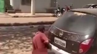 Lo engancharon cuando tenía sexo con un auto