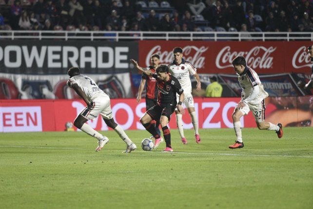 Walter Mazzantti conduce un ataque de Newells.