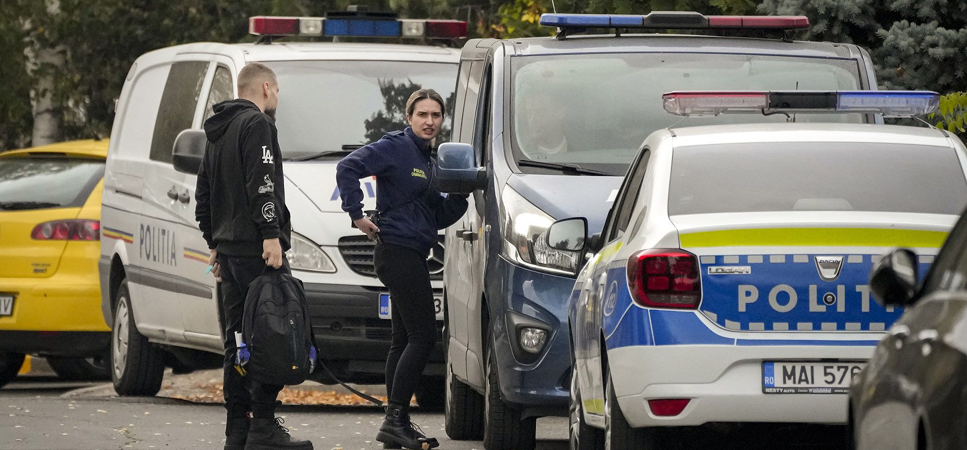 Oficiales de policía de homicidios llegan a un hotel en Bucarest, Rumania, el domingo 6 de noviembre de 2022, donde un soldado francés, miembro de la fuerza de alrededor de 500 efectivos desplegada en Rumania como parte de la respuesta de la OTAN a la invasión de Rusia a la vecina Ucrania, fue encontrado muerto en su habitación. La policía rumana está investigando la muerte. (AP Foto / Vadim Ghirda)