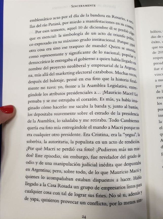 Cristina contó en su libro por qué no le entregó el bastón de mando a Macri