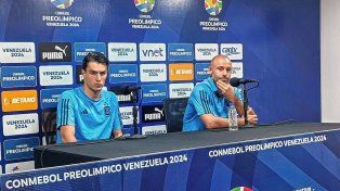 Javier Mascherano junto a Federico Redondo en la conferencia de prensa.