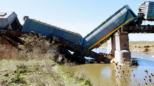 Un puente ferroviario se desmoronó mientras pasaba un tren