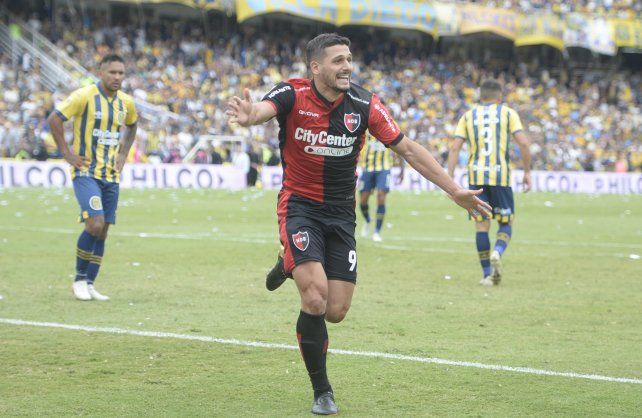 Feliz. Juanchón grita el gol de la victoria en el clásico.