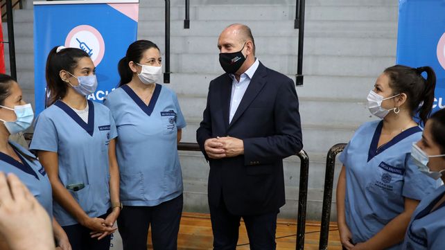 El gobierno confía en vacunar a todos los docentes prioritarios antes del 15 de marzo