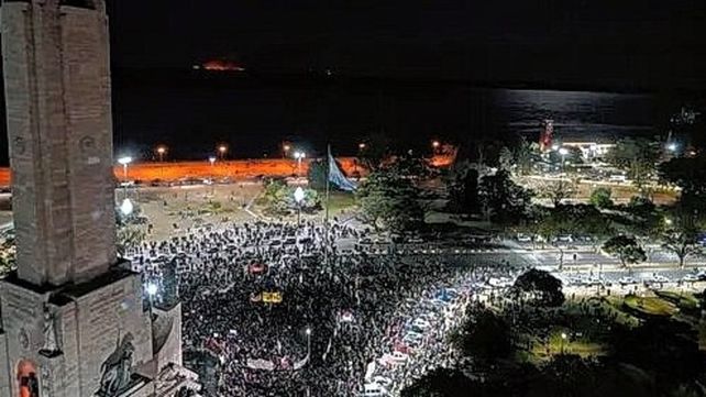 En Rosario reclamaron el cese de las quemas en las islas.