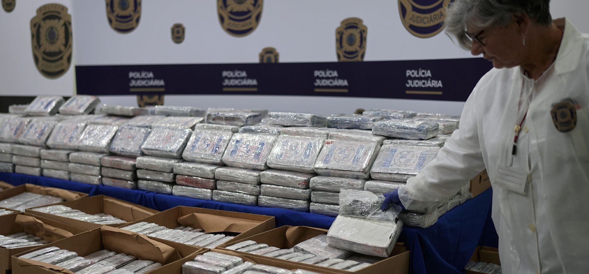 Paquetes con cocaína se exhiben para los medios de comunicación en la sede de la policía portuguesa en Lisboa, el martes 2 de mayo de 2023. La policía dijo que incautó 4,2 toneladas de cocaína que ingresaron a Portugal ocultas en un envío de plátanos de América Latina. (Foto AP/Armando Franca)