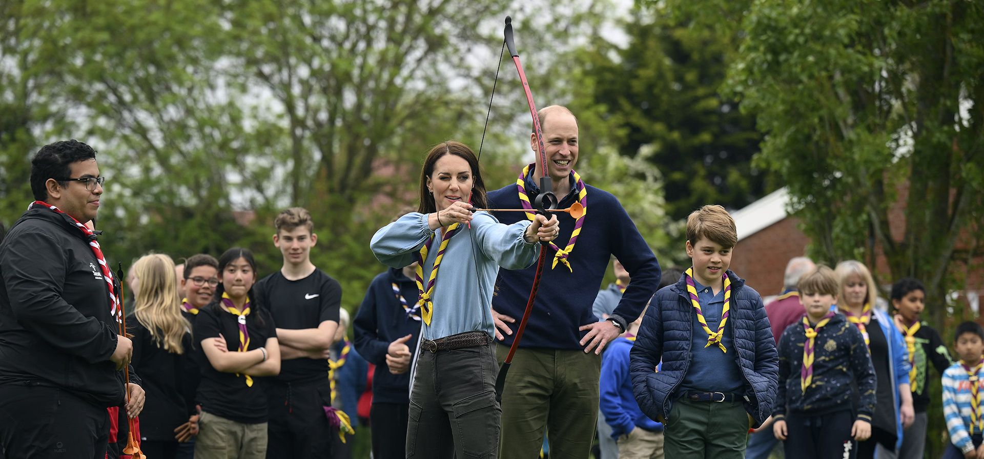 Kate, Princesa de Gales, de Gran Bretaña, prueba el tiro con arco mientras participa en Big Help Out, durante una visita al 3º Upton Scouts Hut en Slough, Inglaterra, el lunes 8 de mayo de 2023. (Daniel Leal/Foto de la piscina vía AP)
