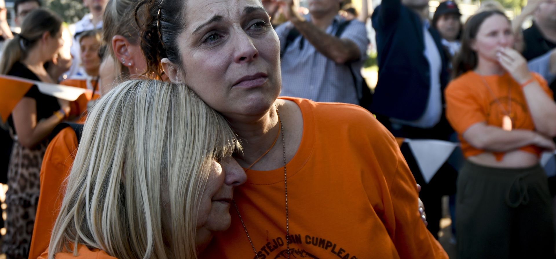 Sandra Miasnik, derecha, tía del niño argentino-israelí Kfir Bibas, rehén de Hamas en Gaza, asiste a una reunión un día antes de su primer cumpleaños en Buenos Aires, Argentina, el miércoles 17 de enero de 2024. Siete ciudadanos argentinos fueron asesinados y 15 más fueron arrancados de sus hogares el 7 de octubre de 2023, incluido el primo pequeño de Mianisk, que tenía 9 meses, el israelí más joven secuestrado por Hamsas y llevado a Gaza. (Foto AP/Gustavo Garello) Sandra Miasnik, derecha, tía del niño argentino-israelí Kfir Bibas, rehén de Hamas en Gaza, asiste a una reunión un día antes de su primer cumpleaños en Buenos Aires, Argentina, el miércoles 17 de enero de 2024. Siete ciudadanos argentinos fueron asesinados y 15 más fueron arrancados de sus hogares el 7 de octubre de 2023, incluido el primo pequeño de Mianisk, que tenía 9 meses, el israelí más joven secuestrado por Hamsas y llevado a Gaza. (Foto AP/Gustavo Garello)