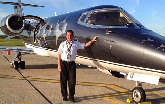 Destreza. Claudio Pistone al lado del avión que comandó con clima adverso.