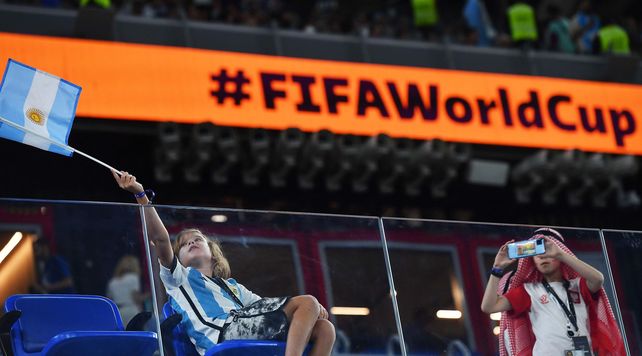 En fotos: las postales con hinchas argentinos alentando en el partido decisivo contra Polonia