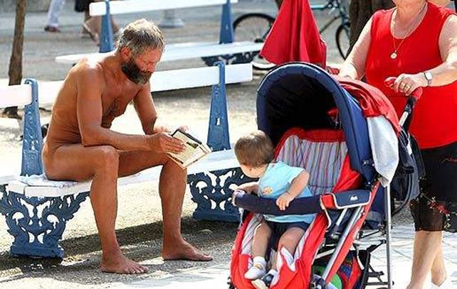 Naturistas y nudistas exigen su derecho a disfrutar de Barcelona a su antojo.