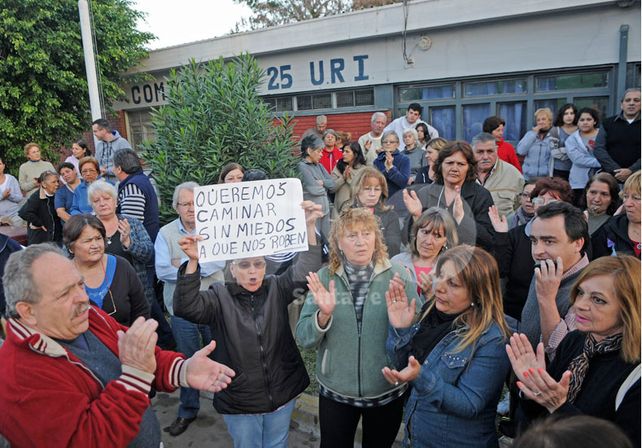 Vecinos de barrio El Pozo manifestándose frente a la comisaría 7º