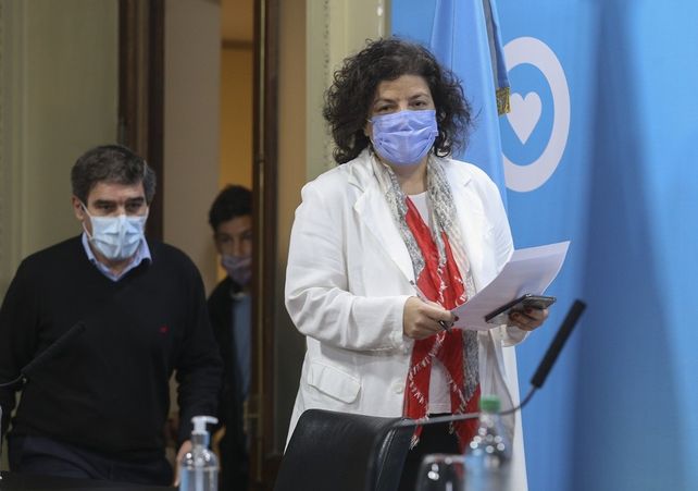 CASA ROSADA. La ministra Carla Vizzotti ingresa a la sala de conferencias donde hará los anuncios.