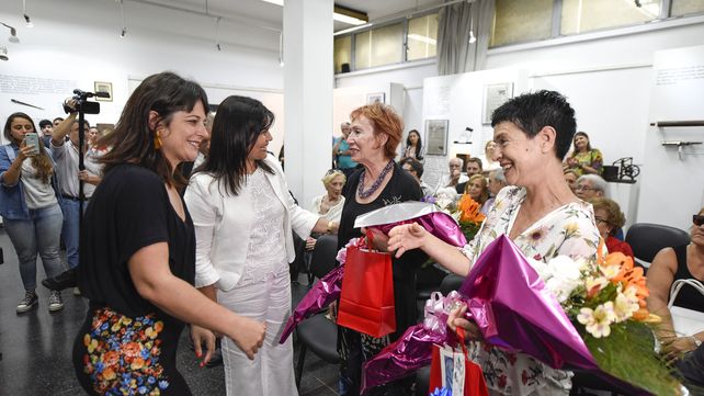 Ceremonia. Carolina Giallard y Mariel Ávila agradecieron el gesto de los familiares.