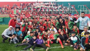 Rojiverdes felices. Jugadores e hinchas posaron para la foto de Ovación después del triunfo ante Provincial por 4 a 0. El Coronel quedó cerca del cuarto título en la Rosarina.&nbsp; &nbsp;
