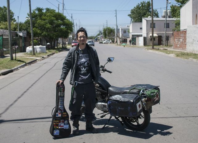 Visitante entusiasmado. El muchacho japonés con su Suzuki 125.