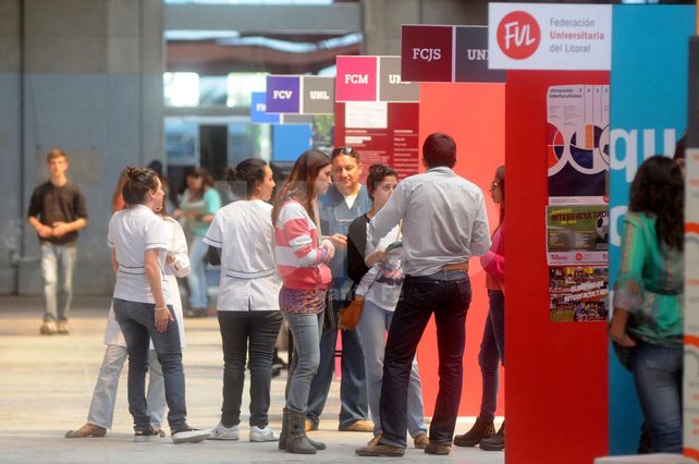 Contingentes. Muchas escuelas se organizan para llevar a los alumnos de los últimos años a visitar la muestra.