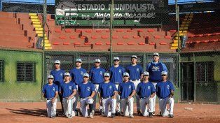 El equipo nacional de sóftbol preparado.