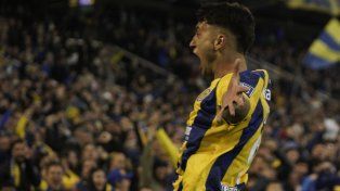 Con alma y vida. Alejo Veliz grita la apertura en el partido ante Deportivo Riestra.