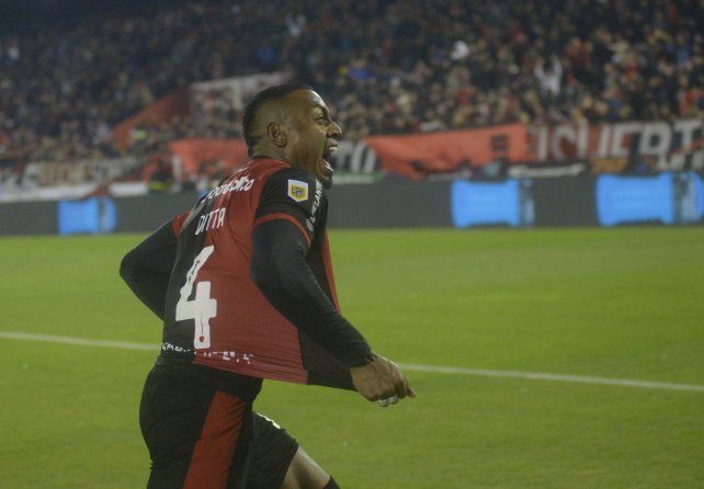 Grito de gol. Willer Ditta anotó el tanto de la victoria ante Argentinos.