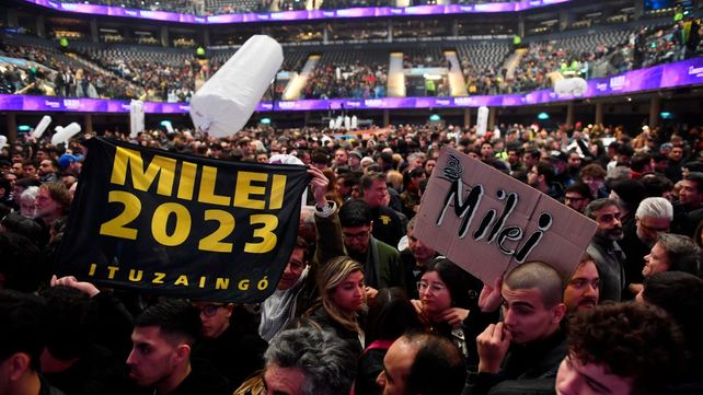 Cientos de jóvenes militantes comenzaron a llegar al búnker de Milei para expresar su apoyo