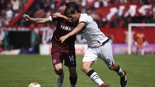 Disputa. Mariano Bíttolo forcejea en el último partido entre Newell’s y Lanús. Fue en 2018 y la lepra ganó por 2 a 0 en el Coloso.