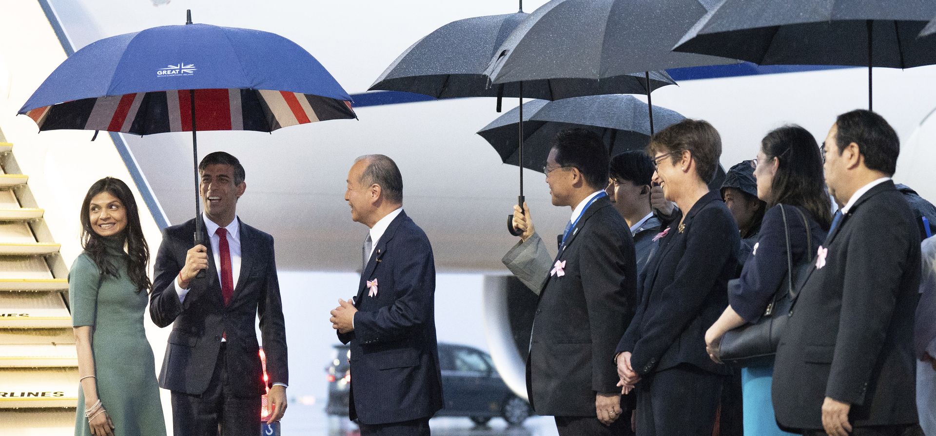 El primer ministro británico, Rishi Sunak y su esposa Akshata Murty, son recibidos a su llegada al aeropuerto de Hiroshima, en el oeste de Japón, después de su visita a Tokio, antes de la Cumbre del G-7 en Japón, el jueves 18 de mayo 2023. (Stefan Rousseau/Pool Photo vía AP)