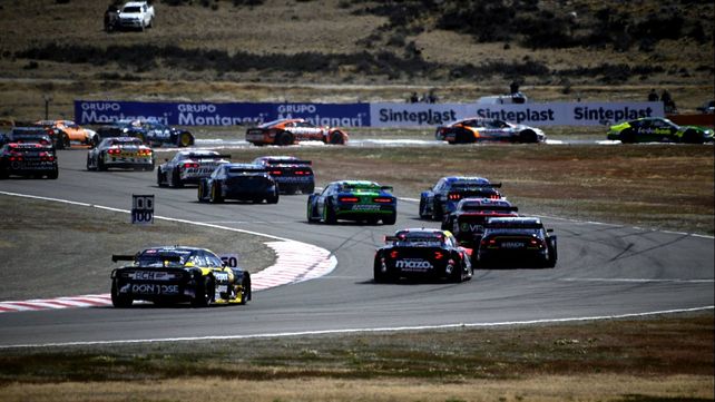 Los autos encarar una de las eses de El Calafate. El inicio del año en el Turismo Carretera trajo muchas polémicas y aún siguen con el cronometraje