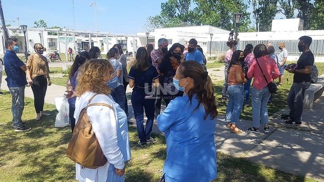 Abrazo simbólico. Fuerte respaldo a Cintia Sgavetti