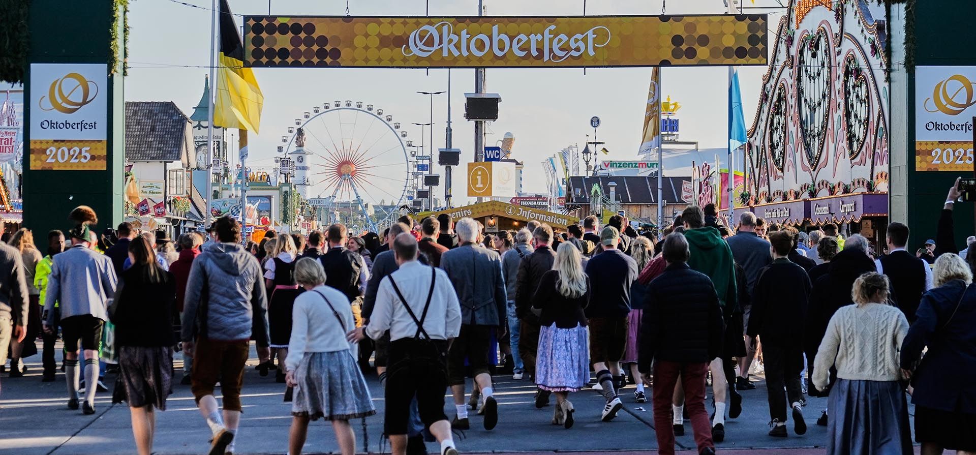 Visitantes caminan hacia la reapertura del Oktoberfest, que estuvo cerrado desde la mañana después de una amenaza de bomba en Múnich, Alemania, el miércoles 1 de octubre de 2025. (Foto AP/Matthias Schrader) Visitantes caminan hacia la reapertura del Oktoberfest, que estuvo cerrado desde la mañana después de una amenaza de bomba en Múnich, Alemania, el miércoles 1 de octubre de 2025. (Foto AP/Matthias Schrader)