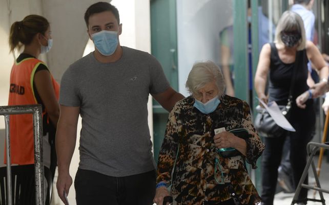 En imágenes: comenzó la vacunación a mayores de 90 años en la ex Rural