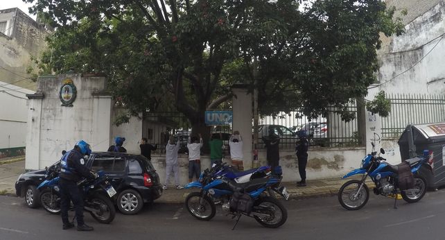 Los sospechosos contra las rejas en calle Urquiza. Foto UNO Juan Manuel Kunzi. &nbsp; 