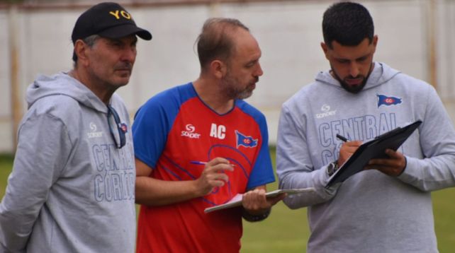 La dupla charrúa. Daniel Teglia y Diego Acoglanis preparan el equipo para visitar a Juventud Unida en el Reducido de la Primera C.&nbsp; 