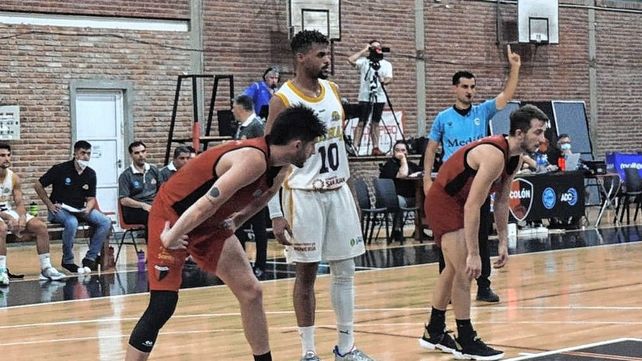 Colón perdió sobre el final ante Jáchal y acumula 10 derrotas seguidas en la Liga Argentina de Básquet.