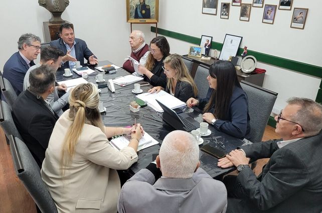 El intendente Leonardo Raimundo junto a funcionarios iniciaron formalmente el camino de la autonomía municipal de San Lorenzo.