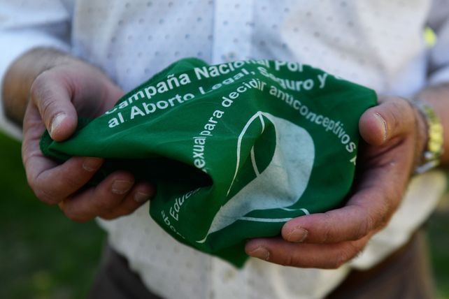 Daniel Teppaz con el pañuelo de la Campaña por el Derecho al Aborto Legal