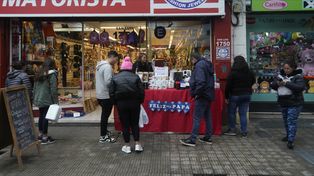 El sábado, en la previa del Día del Padre, calle San Luis se hizo peatonal por unas horas para facilitar las ventas y empujar el consumo.