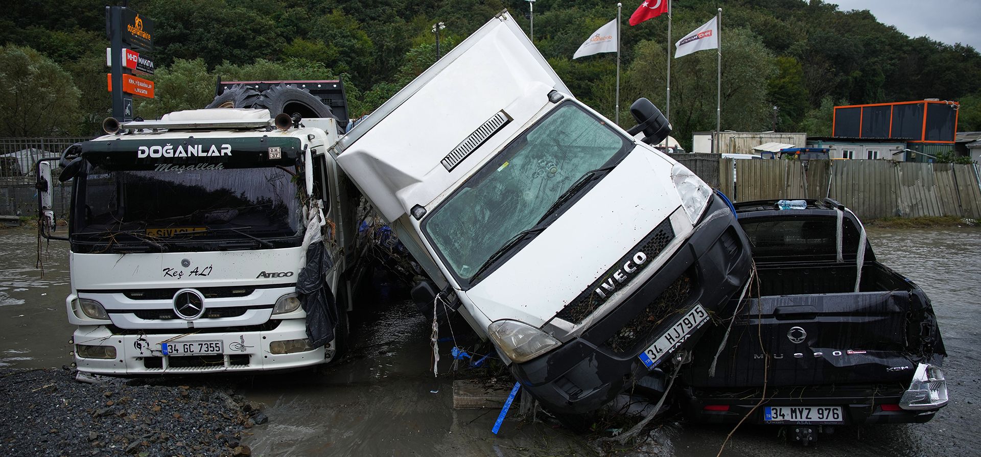 Vehículos yacen esparcidos tras las inundaciones provocadas por fuertes lluvias en Estambul, Turquía, el jueves 15 de octubre de 2026. (Foto AP/Emrah Gurel)