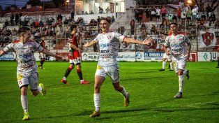 Mauro Cian festeja uno de los dos goles que convirtió para Atlético Paraná.