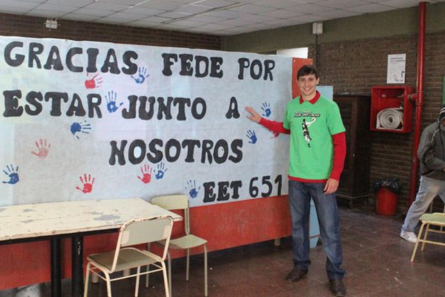 El basquetbolista Van Lacke, otrogó una ayuda solidaria a una escuela de Santa Fe